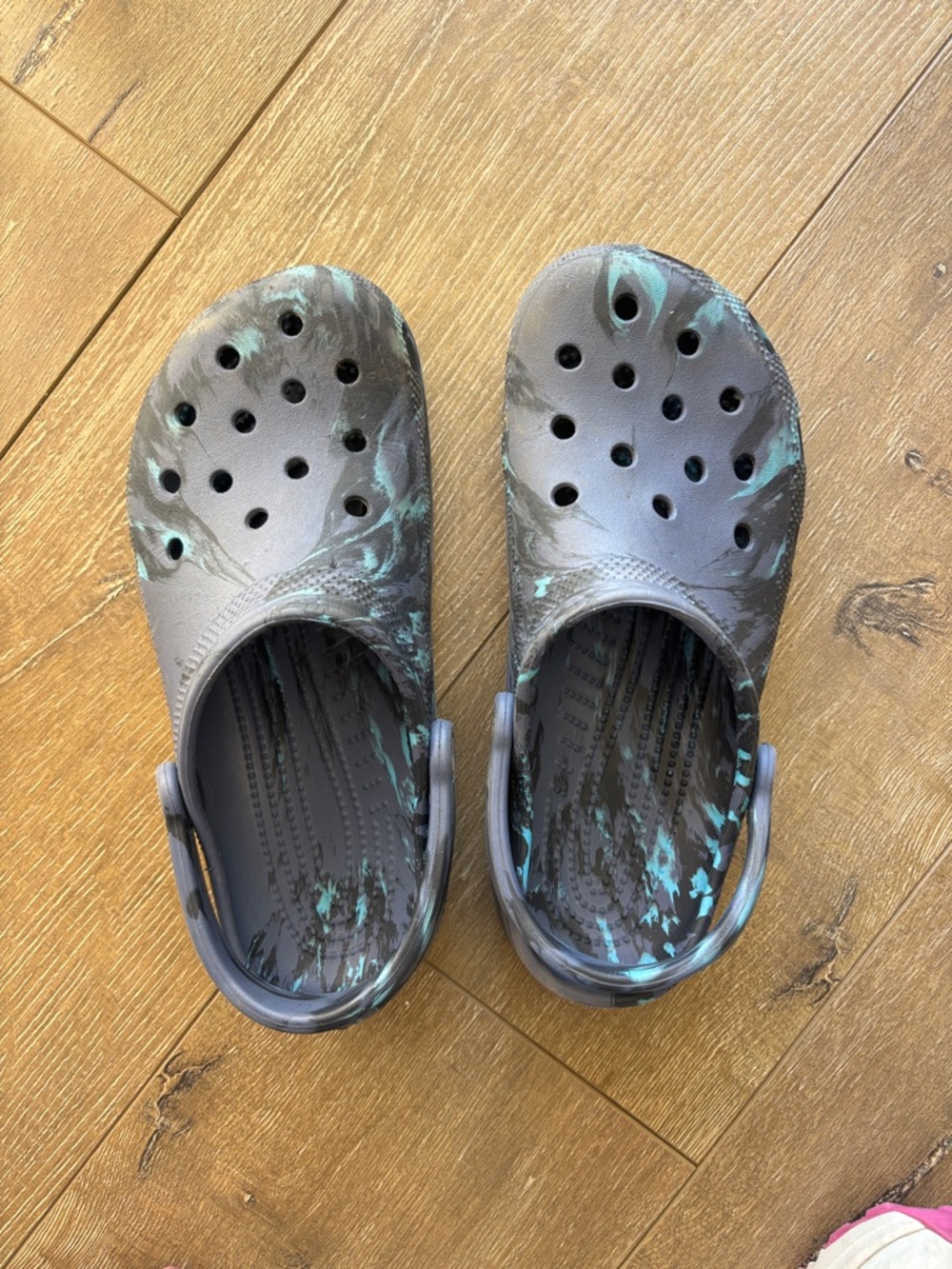 CROCS Kids blue marbled clog with Teal Accent Splash